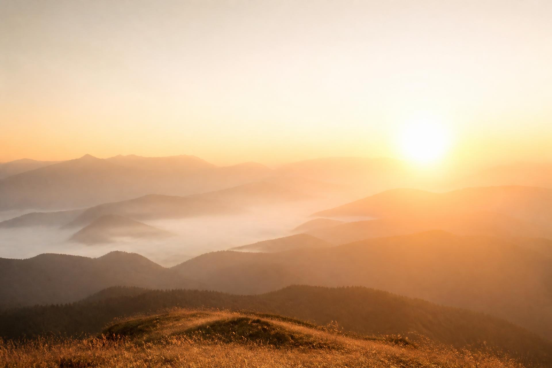 Amanecer sobre la montaña